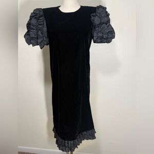 Maggy London Jeannene Booher vintage 1980’s black velvet puff sleeve size 6 dres